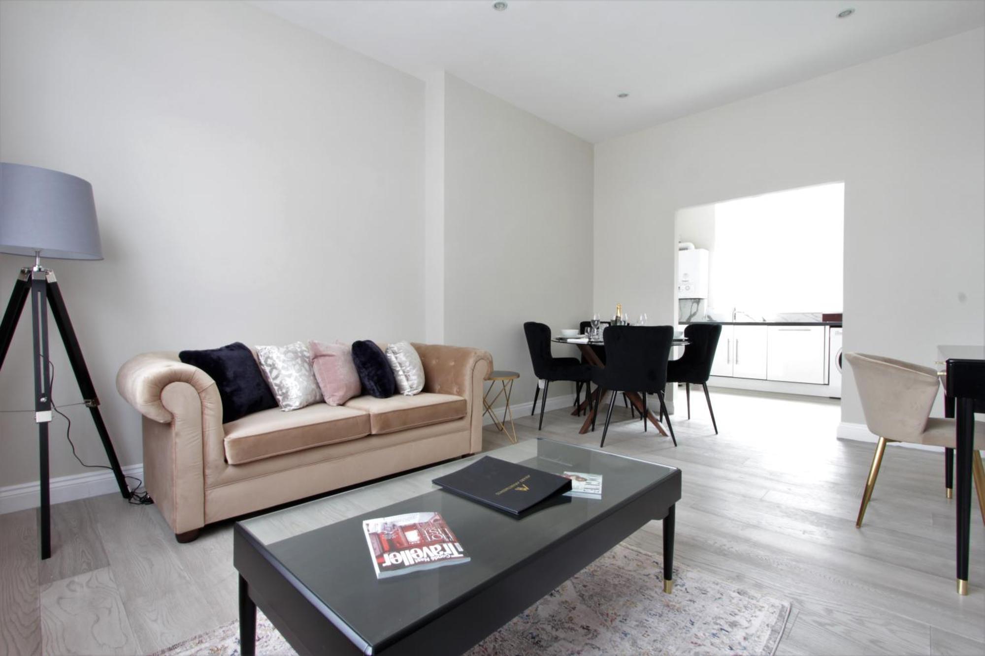 Avari - Hatton Collection * London